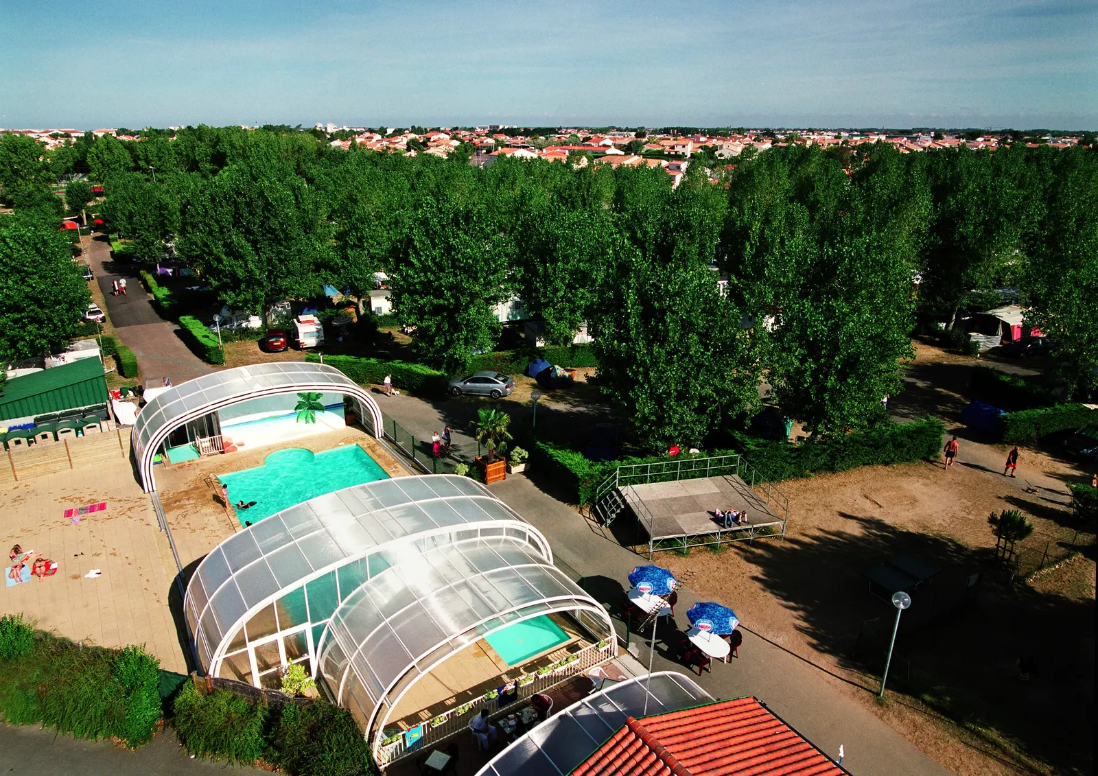 Vue aérienne du camping, de ses haies et de sa piscine