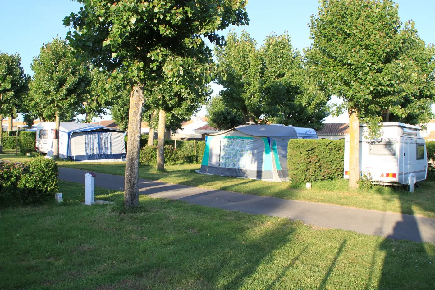 Emplacement herbeux délimité par des haies