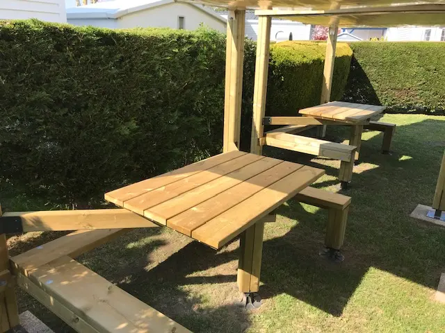 Campétoile, toile tendue suspendue avec table de pique-nique