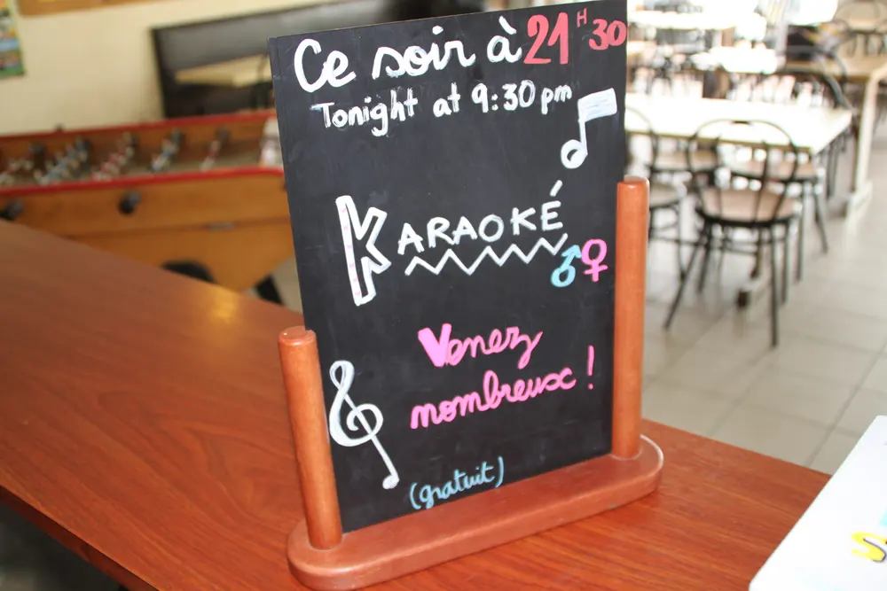 Ardoise annonçant une soirée karaoké