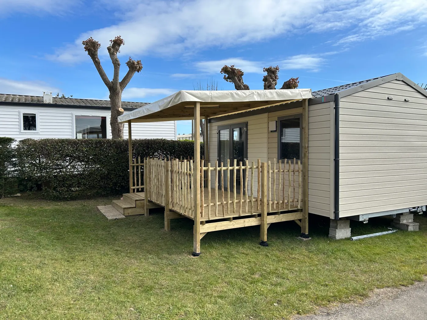Mobil-home avec terrasse semi-couverte