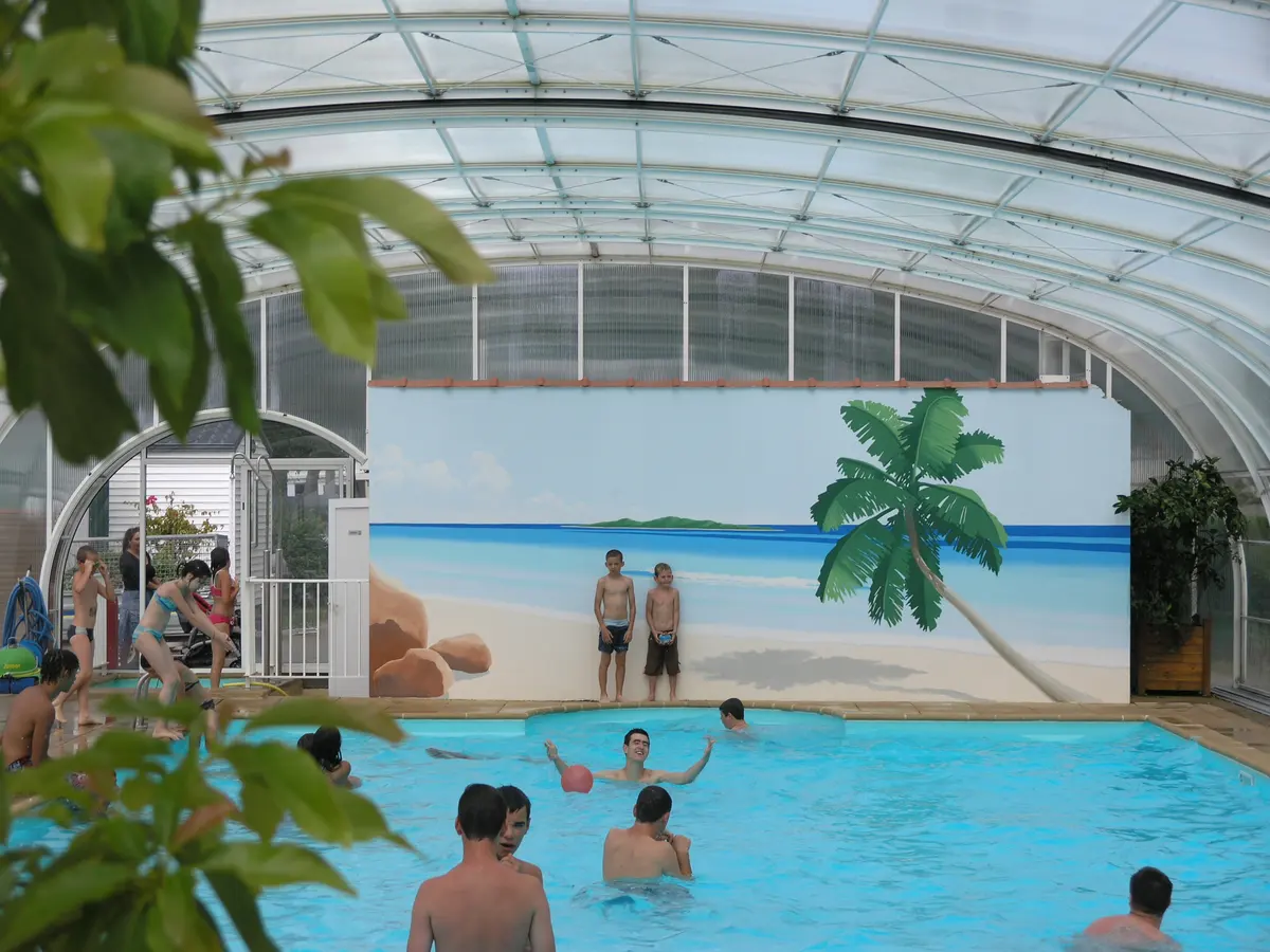 Enfants dans la piscine