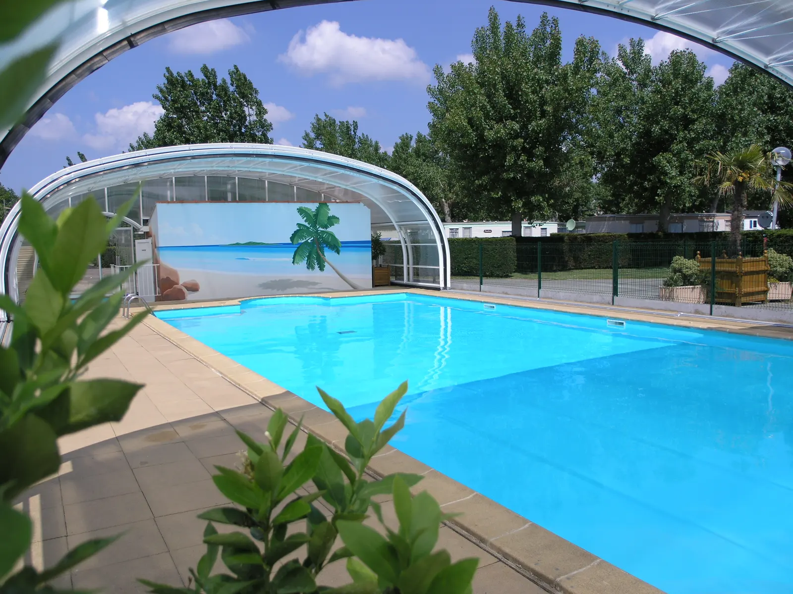 Piscine chauffée sous abri ouvert du camping Les Fosses Rouges
