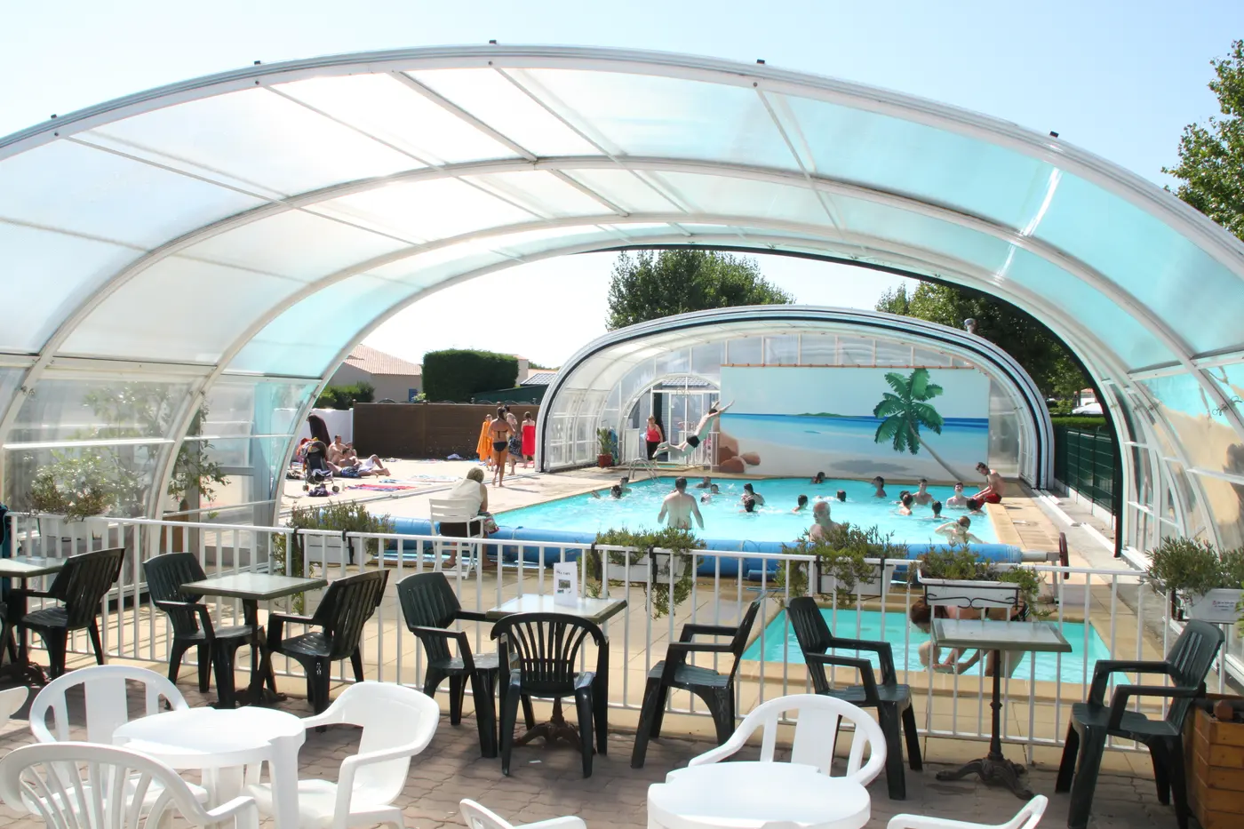 Terrasse du bar au bord de la piscine couverte